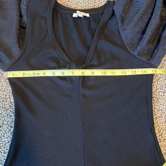 Hartloom Black VNeck Puffy Short Sleeved Shirt Size Medium in Like New Condition - Picture 8 of 9